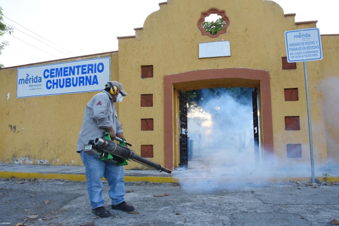 Jornada de fumigación en panteones antes del Día de los Fieles Difuntos