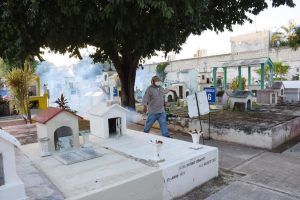 Implementa SSY acciones de fumigación preventiva en panteones