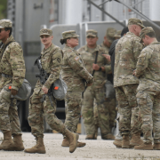 Jueza federal detiene operaciones del ejército en Chicago