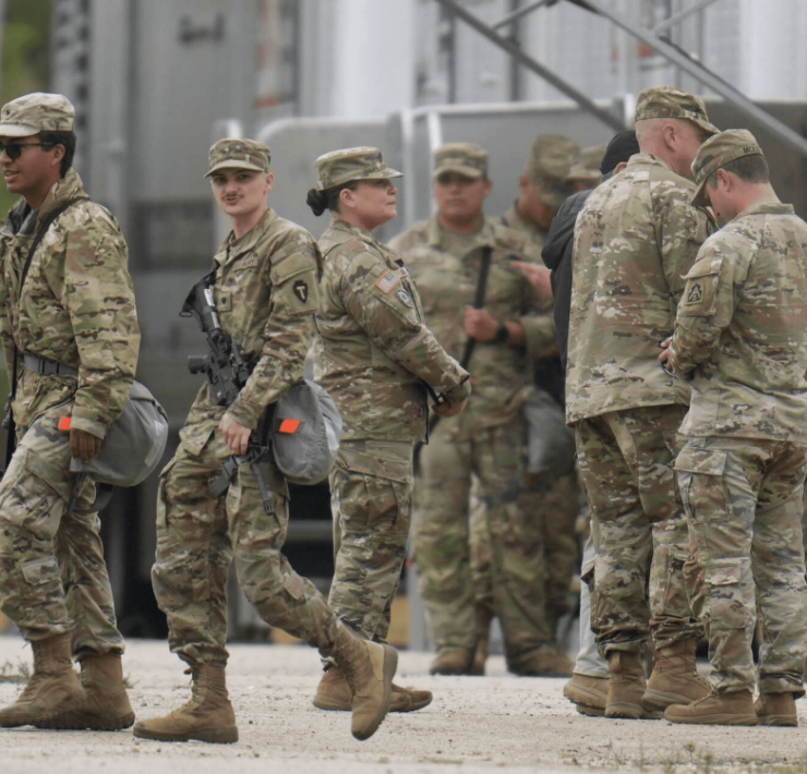 Jueza federal detiene operaciones del ejército en Chicago