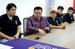 Los tres jóvenes talentos de la UPY posan con su robot “El Chato” antes de partir al Mundial de Robótica en Rumania, listos para representar a México y a Yucatán.