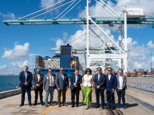 Díaz Mena recorre el buque Carnival Sunrise en el Puerto de Miami, símbolo del intercambio internacional con el que Yucatán construye alianzas globales para impulsar el turismo y la conectividad marítima.