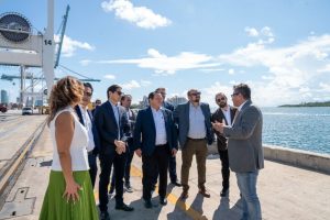 El gobernador Joaquín Díaz Mena durante su visita al Puerto de Miami, donde Yucatán construye alianzas globales para fortalecer su infraestructura marítima y turística.