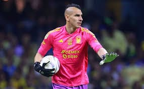 Nahuel Guzmán, el histórico portero de Tigres con más partidos en el Clásico Regio, demuestra su liderazgo y seguridad en cada atajada.