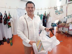 Salvador Vitelli Macías, director del Instituto Yucateco de Emprendedores, recorriendo la exposición ‘Herencia Viva’ y destacando la importancia de preservar técnicas ancestrales como el Xmanicté