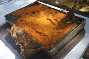 El tradicional Mucbipollo Para Hanal Pixán, preparado con ingredientes frescos y siguiendo la auténtica receta yucateca