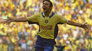 Claudio “Piojo” López, el veloz y potente atacante argentino que dejó una huella imborrable en el Club América con su determinación y goles decisivos.