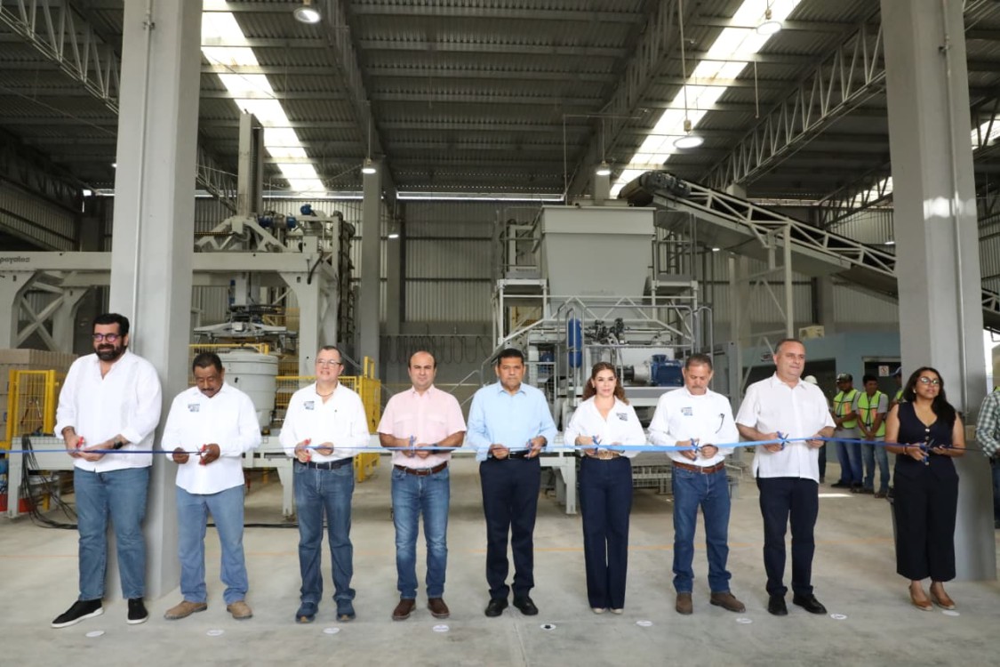 Ponen en marcha nueva línea de producción de fábrica de block en Teapa