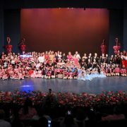 Presentan Gala Rosa en el Esperanza Iris