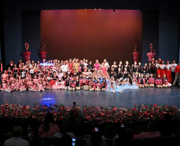 Presentan Gala Rosa en el Esperanza Iris