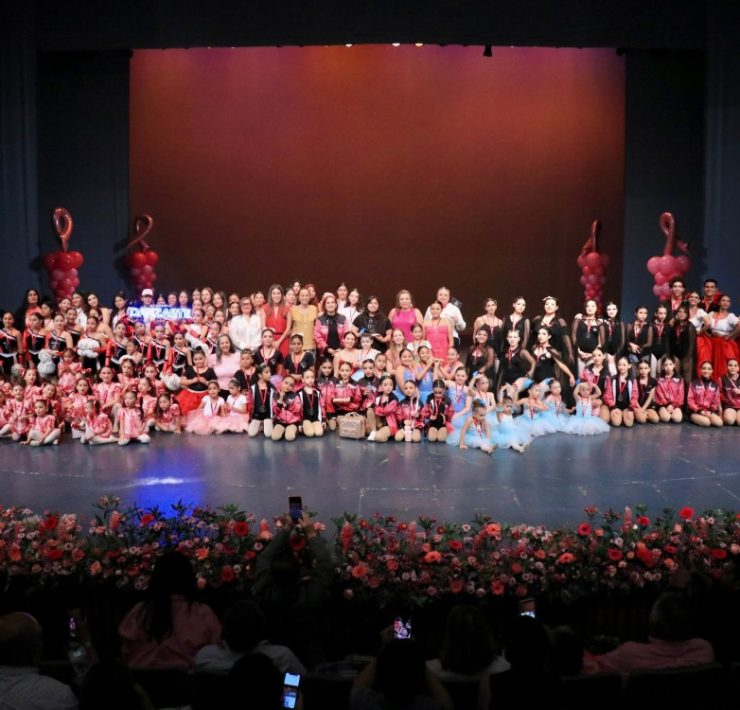 Presentan Gala Rosa en el Esperanza Iris