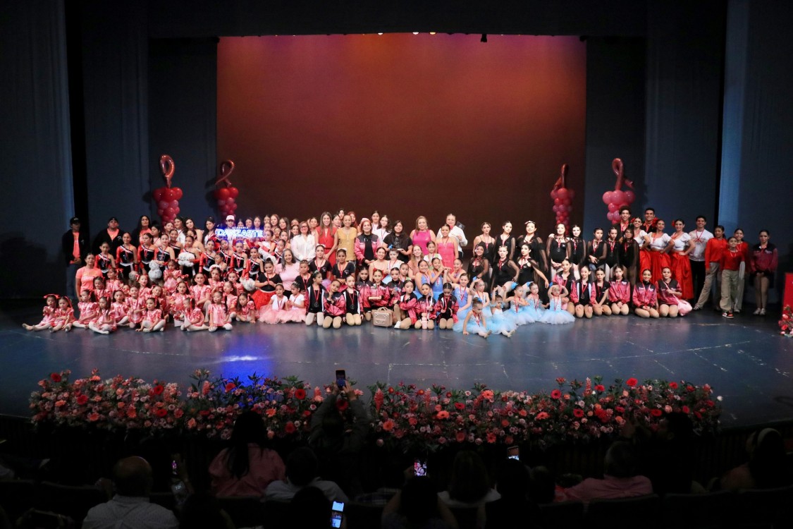 Presentan Gala Rosa en el Esperanza Iris