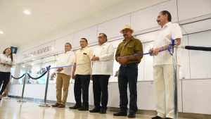 En un ambiente de admiración y respeto por las raíces mayas, fue inaugurada hoy en el Aeropuerto Internacional de Mérida la exposición “Recreación Deidades Mayas”