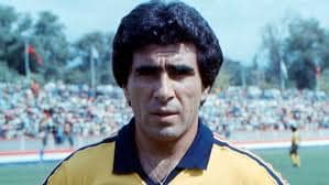 Carlos Reinoso, el “Maestro” chileno que dejó huella en el Club América con su visión de juego y goles inolvidables en la década de los 70.