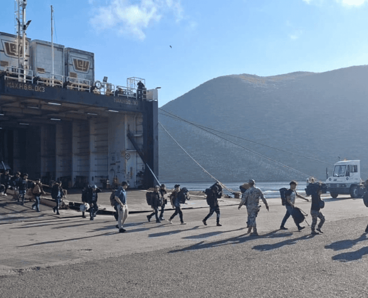 Rescata la Marina a 27 menores en una embarcación