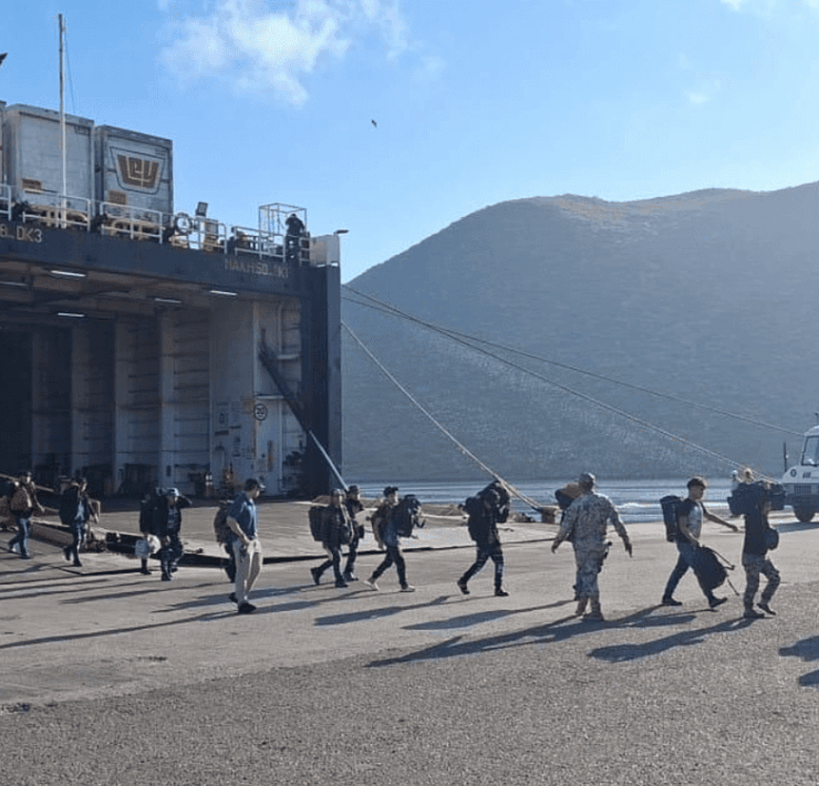 Rescata la Marina a 27 menores en una embarcación