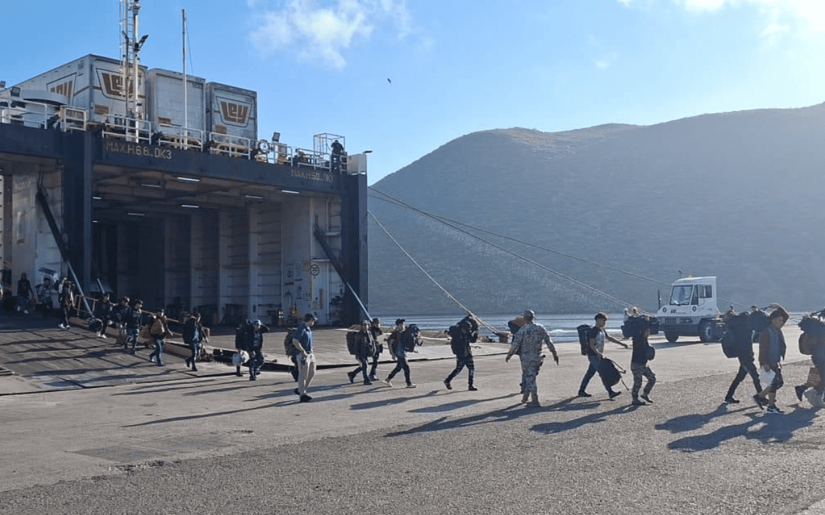 Rescata la Marina a 27 menores en una embarcación