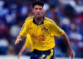 Ricardo Peláez, delantero letal de los 90, recordado por sus goles decisivos y su entrega total en los partidos más importantes del Club América.