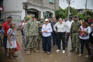 Rocío Nahle Gobernadora de Veracruz, durante la visita a los afectados por las inundaciones. 