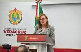 La gobernadora Rocío Nahle dialoga con medios sobre la creación de la AVSI, tras anunciar que canceló el seguro estatal en Veracruz.