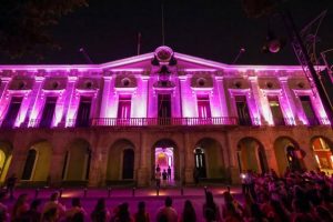 El Palacio de Gobierno se iluminó de rosa como símbolo de esperanza y unidad en la lucha contra el cáncer de mama en Yucatán.
