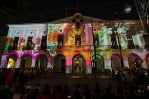 Proyección del video mapping “Una tradición entre todas” en el Palacio de Gobierno durante la inauguración de la Agenda Rosa.