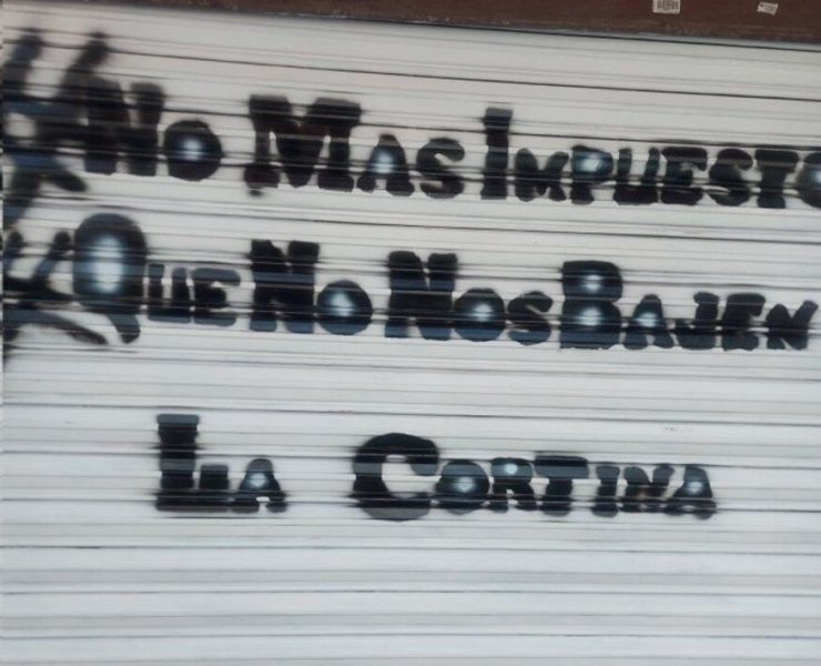 Tienditas protestan con cierre simbólico ante aumento al IEPS