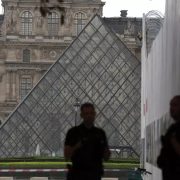Robo en el Louvre enciende alarmas en museos de toda Francia