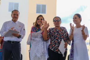 La Presidenta Claudia Sheinbaum y la gobernadora Mara Lezama durante la entrega de viviendas del Programa Viviendas Para El Bienestar en Playa del Carmen.