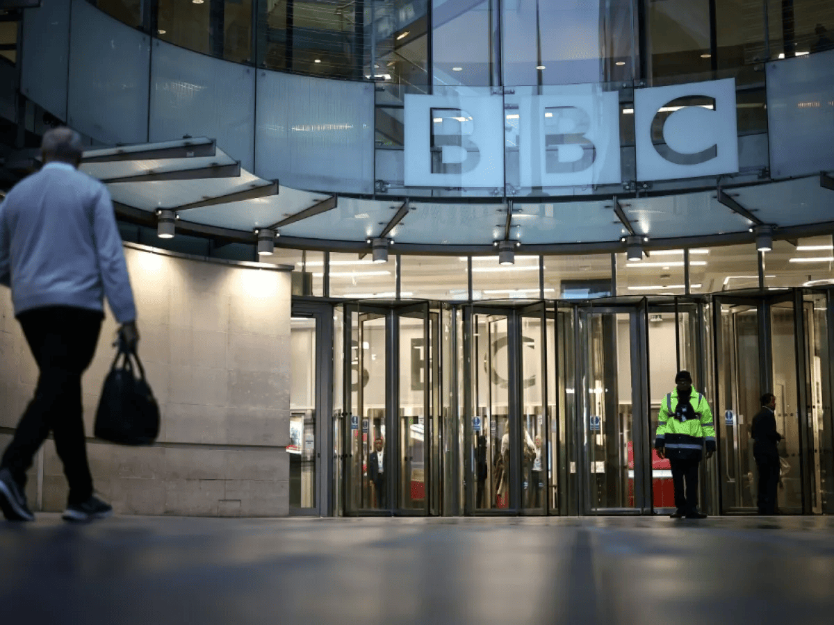 Acusaciones de difamación y ultimátum a la BBC