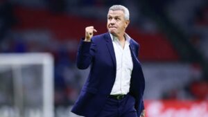 Javier “Vasco” Aguirre celebra uno de los triunfos que lo llevaron a ser nominado a importante premio por la FIFA.