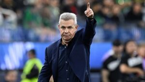 Aficionados celebran el reconocimiento al “Vasco” Aguirre, orgullosos de que un entrenador mexicano fue nominado a importante premio por su destacada trayectoria en el fútbol mundial.