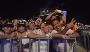 Russell & Russell conquistaron Mérida con su esencia romántica, llevando al público por un viaje nostálgico de cinco décadas lleno de emociones.