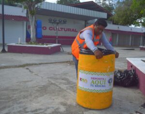 Las primeras luces del día revelan a los trabajadores que mantienen viva la Feria Xmatkuil 2025 después de una jornada multitudinaria.