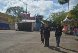 El amanecer tras la multitud dejó ver el trabajo silencioso de las cuadrillas que devolvieron el orden a Xmatkuil 2025 tras la noche más concurrida.