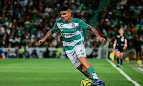 El argentino Amione vivió una desafortunada jugada al anotar en propia puerta, dando ventaja temprana al Necaxa en la penúltima jornada del Apertura 2025.