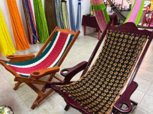 Visitantes admiran las creaciones penitenciarias, reconociendo el talento y el valor social detrás de cada artesanía.