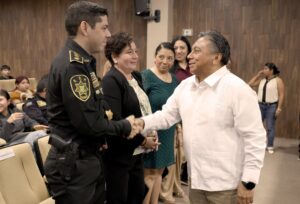 Inició la entrega de becas de educación superior para 487 hijas e hijos de elementos policiacos