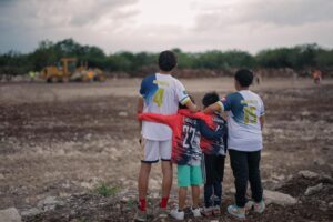 Las nuevas gradas y áreas complementarias del campo de fútbol en Buctzotz ofrecerán espacios dignos y seguros para las familias y la afición local.