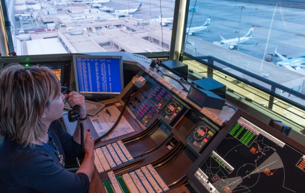 Dos aviones colisionan en aeropuerto: efectos y reacciones oficiales