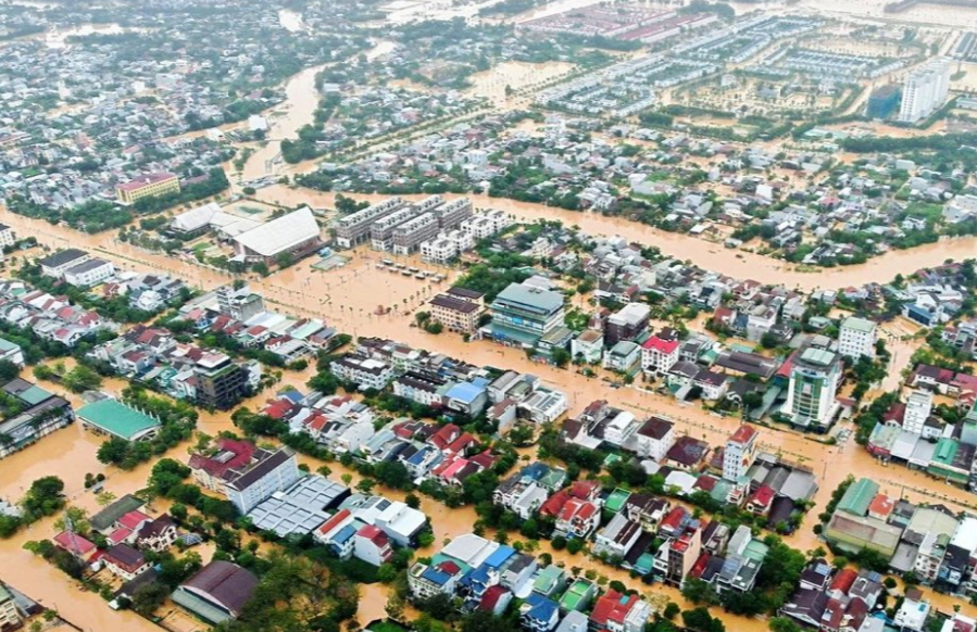 Vietnam bajo el agua por fuertes inundaciones desatando una crisis humanitaria