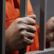 Liberan a tres detenidos por el robo al museo Louvre de París