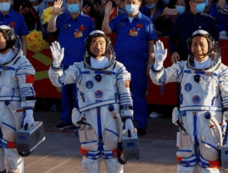 Astronautas chinos varados en el espacio por culpa de la basura cósmica