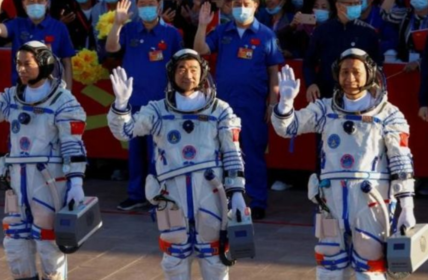 Astronautas chinos varados en el espacio por culpa de la basura cósmica