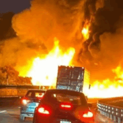 Otra pipa vuelva causando incendios en la carretera México-Puebla