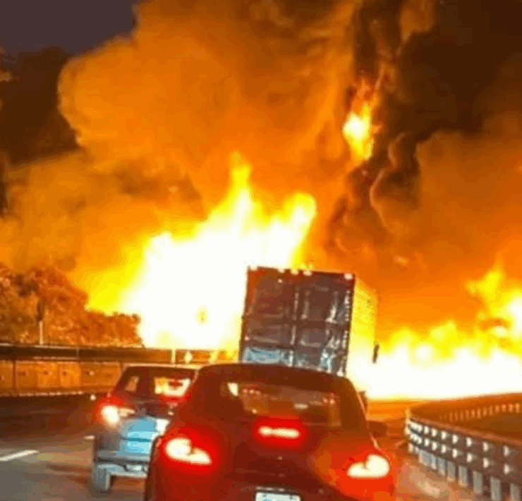 Otra pipa vuelva causando incendios en la carretera México-Puebla