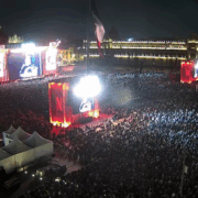 Juan Gabriel hizo suyo el zócalo con la proyección de Netflix