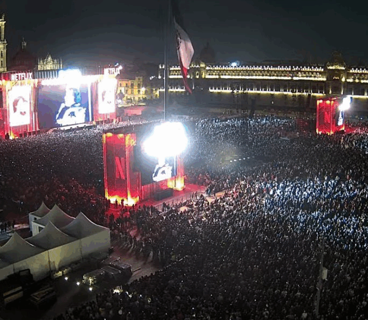 Juan Gabriel hizo suyo el zócalo con la proyección de Netflix