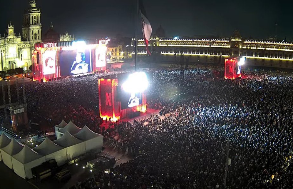 Juan Gabriel hizo suyo el zócalo con la proyección de Netflix