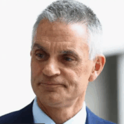 Dimiten el director general de la BBC por críticas a un documental de Trump